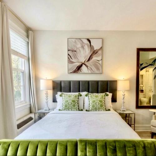 The Green Room - Pool View Studio with Parking Spot at 1920s Historic Residence on Palm Beach Island